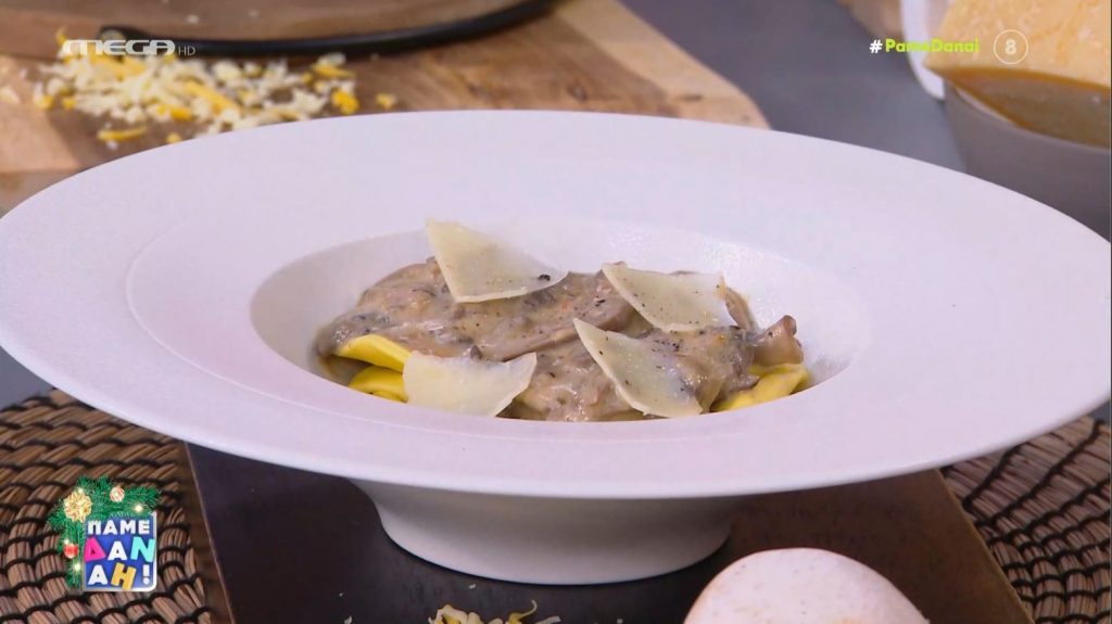 Ο Τίμος Ζαχαράτος ετοιμάζει ραβιόλια με άγρια μανιτάρια και κρέμα παρμεζάνας