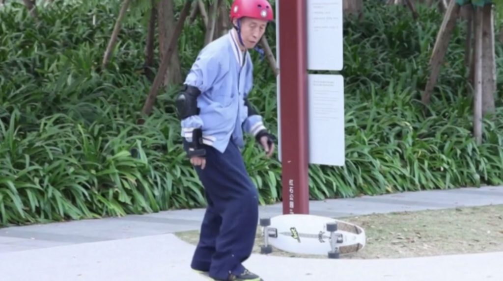 Κίνα: Ηλικιωμένος 84 ετών ξεκίνησε skateboarding