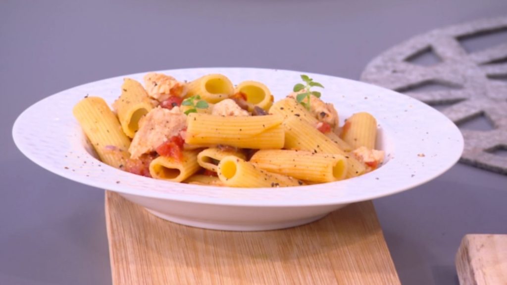 Ο Τίμος Ζαχαράτος μάς ετοιμάζει ριγκατόνι με κοτόπουλο