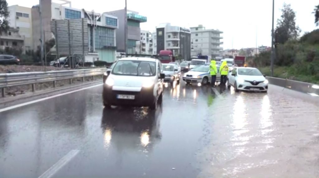 Σαρώνει η κακοκαιρία την Αττική – Κλειστός ο δρόμος στο Δέλτα Φαλήρου για απάντληση υδάτων