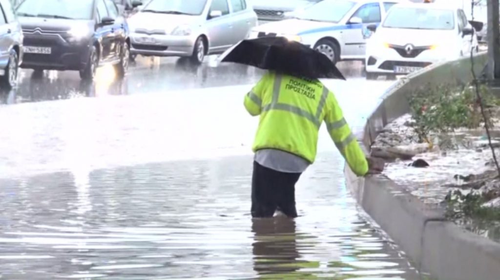 Κακοκαιρία: Πλημμυρισμένοι δρόμοι και εγκλωβισμένα αυτοκίνητα στην Αττική