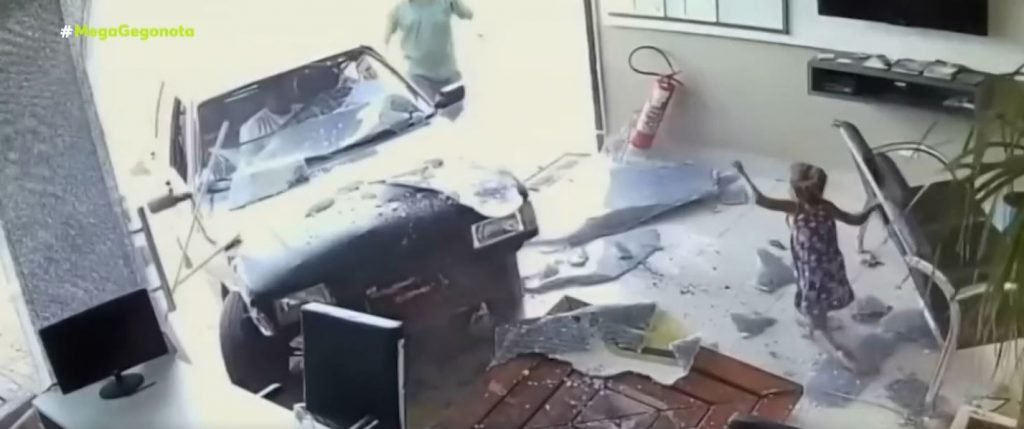 Βραζιλία: Σαν από θαύμα σώθηκε κοριτσάκι από τροχαίο