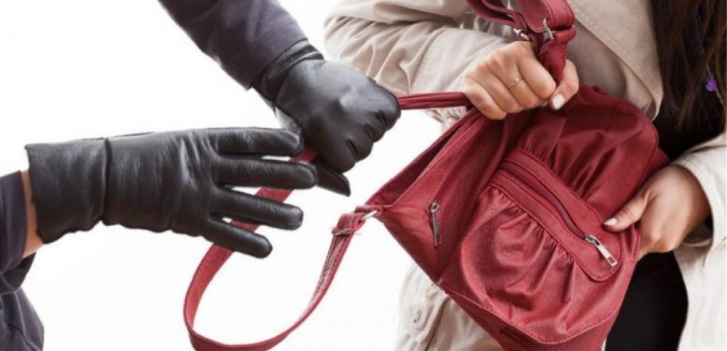 Θεσσαλονίκη: Ληστής χτύπησε 45χρονη έξω από τράπεζα και της πήρε 14.000 ευρώ