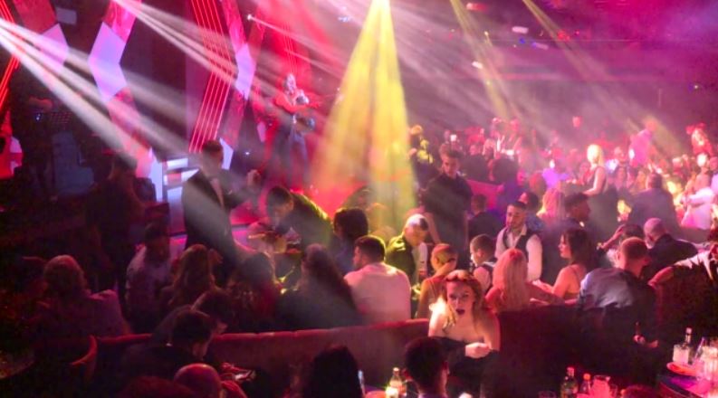 Πρωτοχρονιά: Κέφι, χορός και τραγούδι μέχρι το πρωί χωρίς μέτρα και περιορισμούς