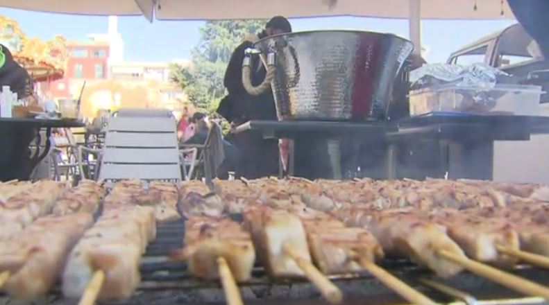 Πρωτοχρονιά: Ποδαρικό με… χορούς και γλέντια σε εστιατόρια και σουβλατζίδικα