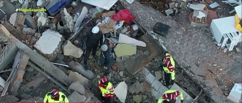 Το MEGA στην Τουρκία: Συγκλονιστικές προσπάθειες των Ελλήνων πυροσβεστών στα χαλάσματα