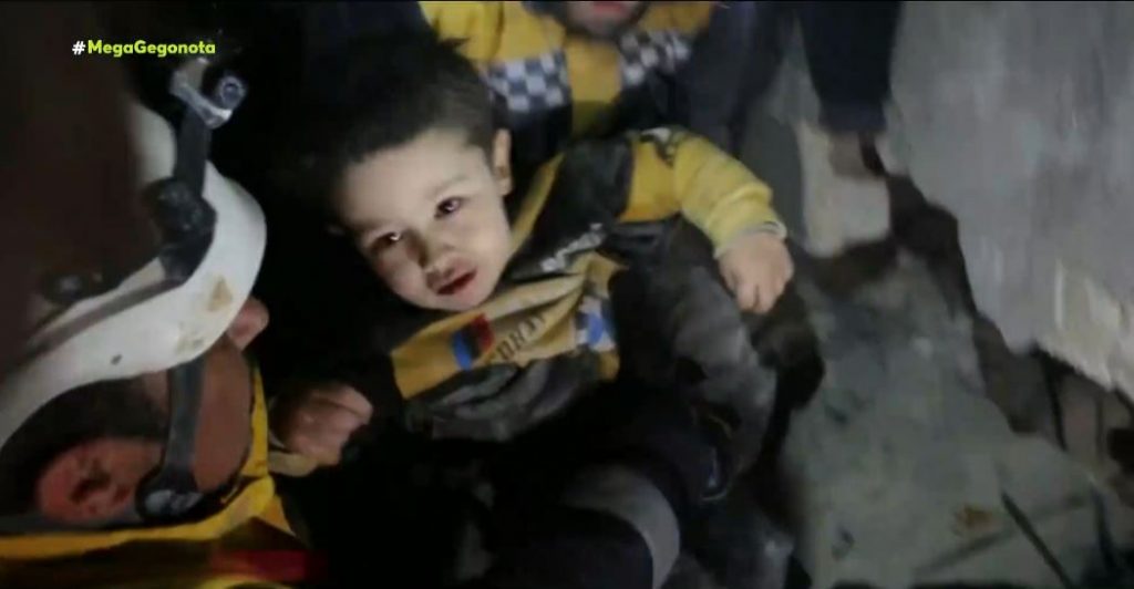 Συρία: Το τραγούδι του διασώστη στο παγιδευμένο στα ερείπια κοριτσάκι