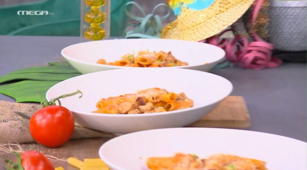 Ο Τίμος Ζαχαράτος μάς ετοιμάζει ριγκατόνι με χοιρινό κοκκινιστό και γραβιέρα