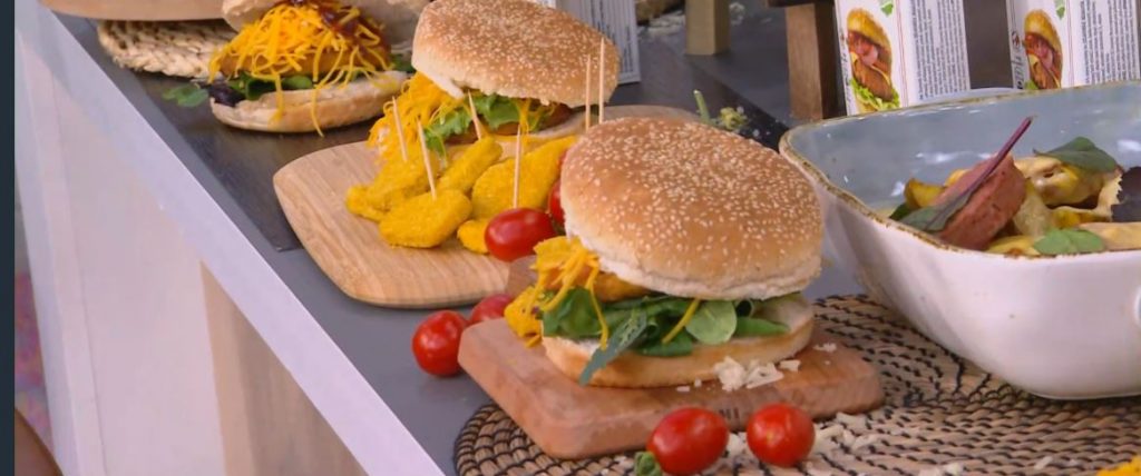 Ο Τίμος Ζαχαράτος μάς ετοιμάζει crispy chic burger στο φούρνο με πατάτες και κρεμά μουστάρδας