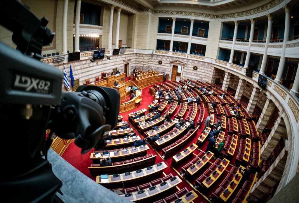 Βουλή: Αναμένεται από ώρα σε ώρα η ρύθμιση για το «μπλόκο» στο κόμμα Κασιδιάρη – Την Τρίτη η ψήφιση της διάταξης