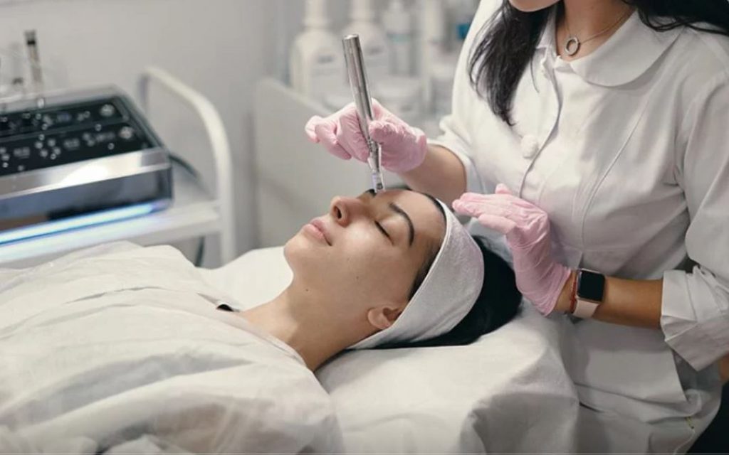 Αθήνα: Το ινστιτούτο αισθητικής των απατεώνων – Πώς εξαπατά τα θύματά του