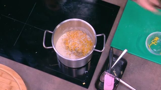 Ο Γιώργος Παπακώστας φτιάχνει Mac and cheese