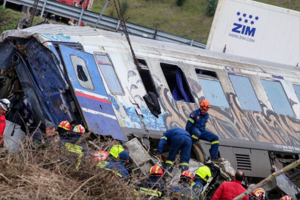 Τέμπη: Σφοδρή επίθεση ΣΥΡΙΖΑ κατά της κυβέρνησης για τον διορισμό του σταθμάρχη Λάρισας