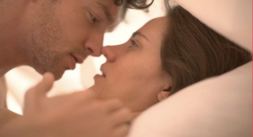 Μαύρο Ρόδο: Ο Πέτρος και η Ελισάβετ παραδίδονται στον έρωτα τους – Δείτε τη σκηνή