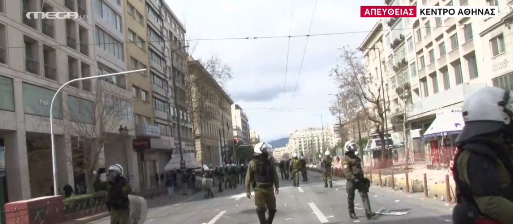 Επεισόδια με χημικά στη πορεία για τα Τέμπη στο Σύνταγμα