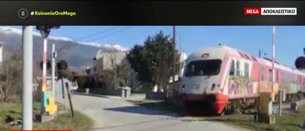 Ροδόπολη Σερρρών: Οι προστατευτικές μπάρες κατεβαίνουν ενώ έχει περάσει από την διάβαση το μισό τρένο