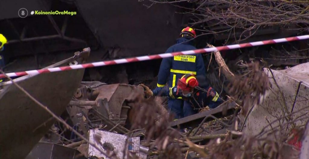 Τέμπη: Με χειρουργικές κινήσεις οι πυροσβέστες ψάχνουν για εγκλωβισμένους – Ο δήμαρχος Λάρισας στο MEGA