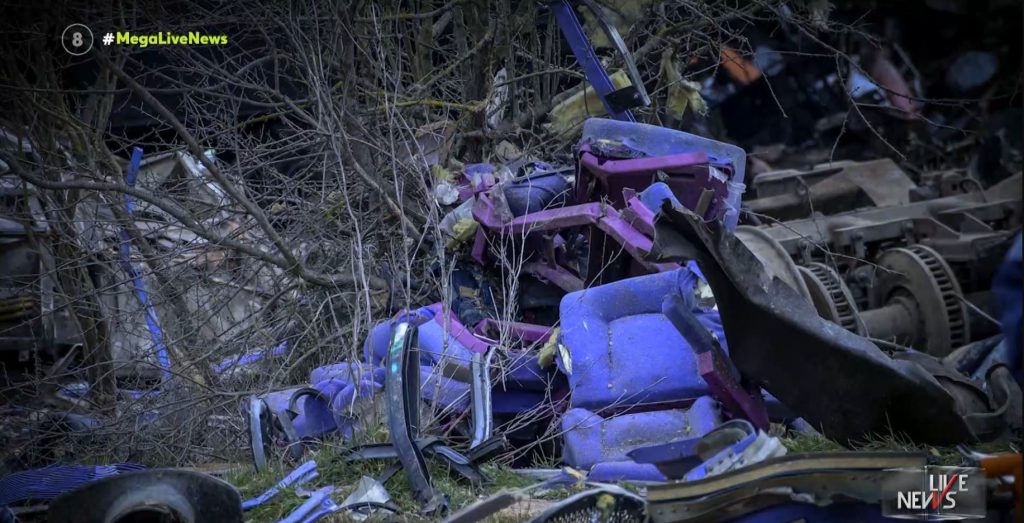 Τέμπη: «Δεν έχω άλλο κουράγιο» – Συγκλονίζουν οι συγγενείς των επιβατών που αγνοούνται