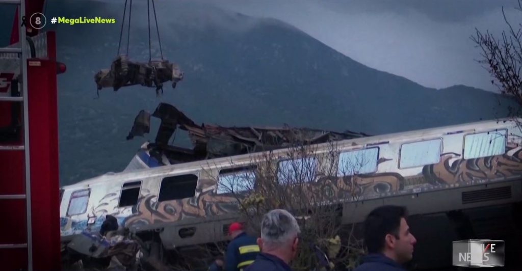 Τραγωδία στα Τέμπη: Κατάφεραν να σωθούν και να σώσουν άλλους επιβάτες