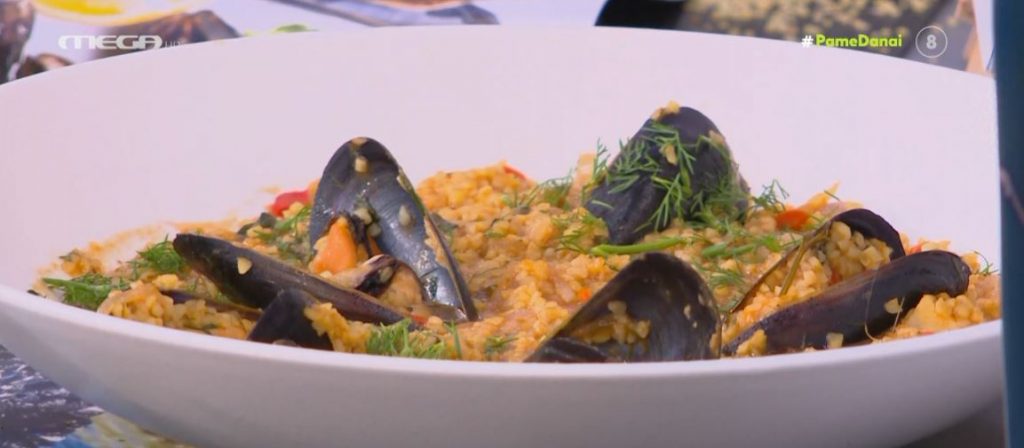 Ο Τίμος Ζαχαράτος μάς ετοιμάζει μύδια κοκκινιστά με πλιγούρι και καπνιστές πιπεριές Φλώρινης