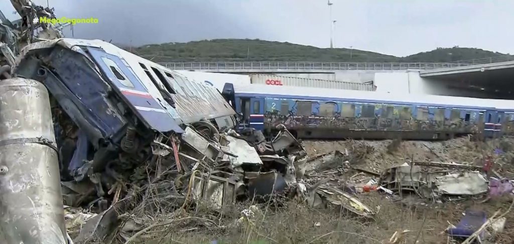 Τέμπη: Μαρτυρίες σοκ επιζώντων – Θάνατος, φωτιά & θλίψη