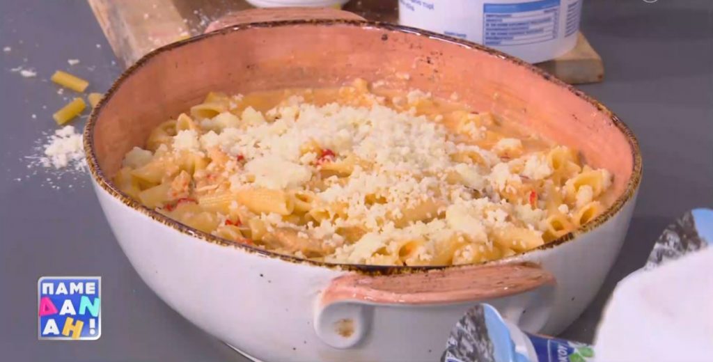 Ο Τίμος Ζαχαράτος μάς ετοιμάζει πέννες με κοτόπουλο και αρωματισμένη σάλτσα από κατίκι Δομοκού