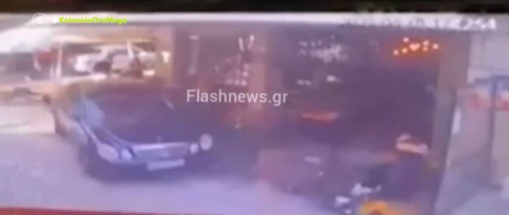 Χανιά: Ηλικιωμένος έβαλε όπισθεν και «θέρισε» θαμώνες σε καφετέρια – Βίντεο ντοκουμέντο