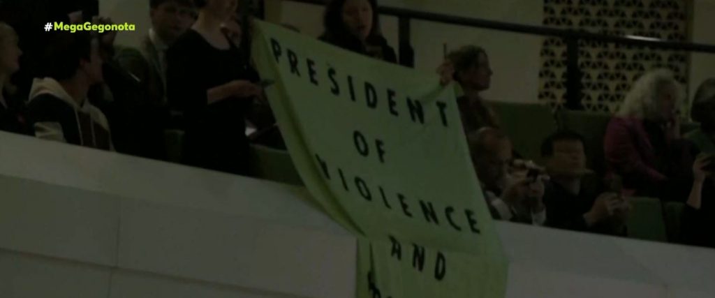 Εμανουέλ Μακρόν: Διαδηλωτές άπλωσαν πανό που έγραφε «Πρόεδρος της βίας και της υποκρισίας»