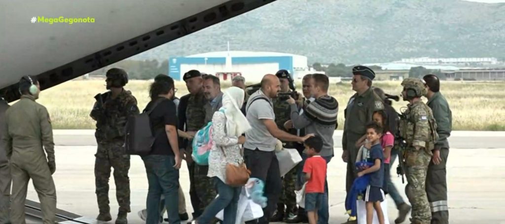 Σουδάν: Οι πρώτοι 17 Έλληνες ομογενείς έφτασαν στην Ελλάδα από την κόλαση του Χαρτούμ
