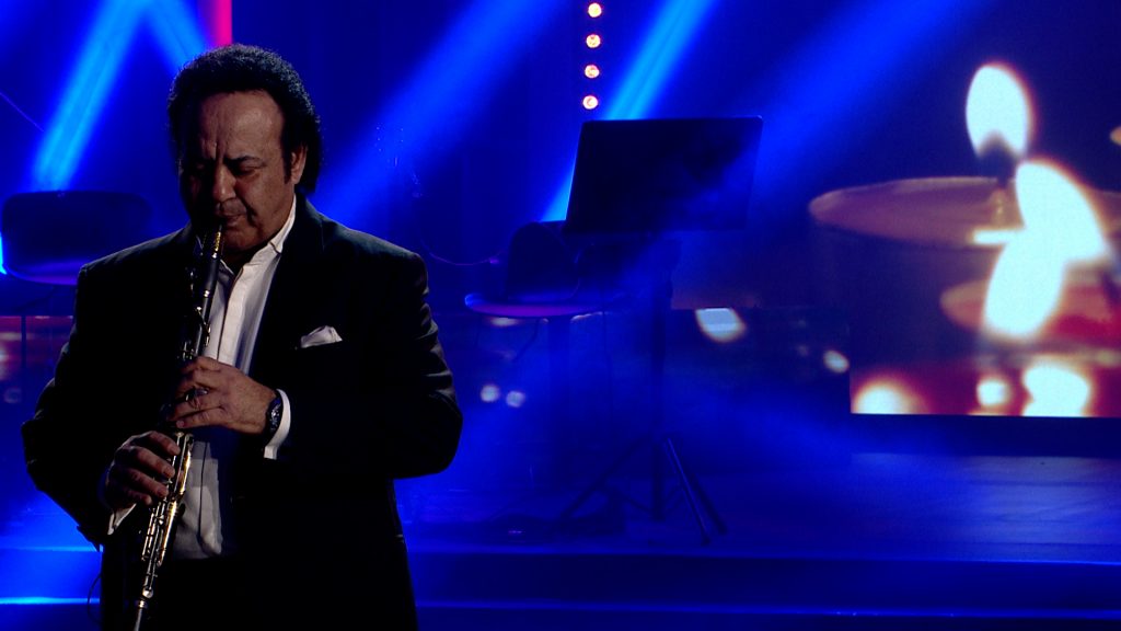 Ο Βασίλης Σαλέας παίζει τα «Πέτρινα χρόνια» στην πιο συγκινητική στιγμή της βραδιάς