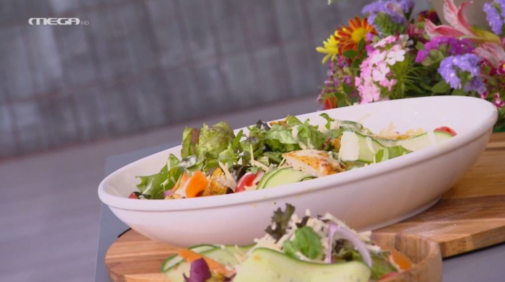 Ο Τίμος Ζαχαράτος μάς ετοιμάζει πατατοσαλάτα και σαλάτα με πέννες