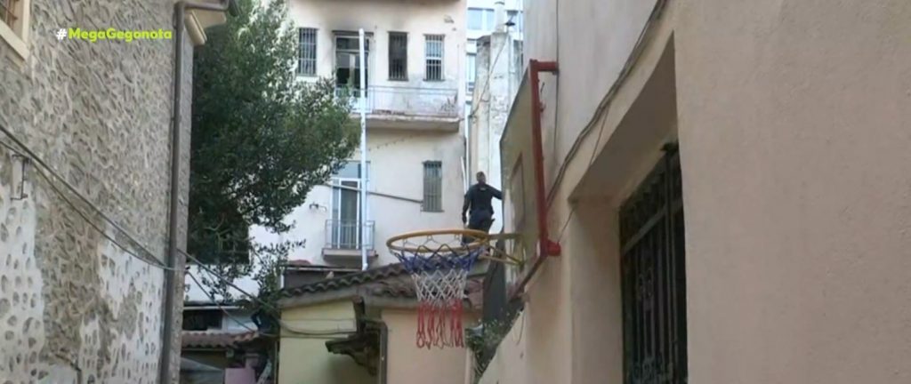 Θεσσαλονίκη: Δύο κουκουλοφόροι πηδούσαν από ταράτσα σε ταράτσα για να αποφύγουν τη σύλληψη