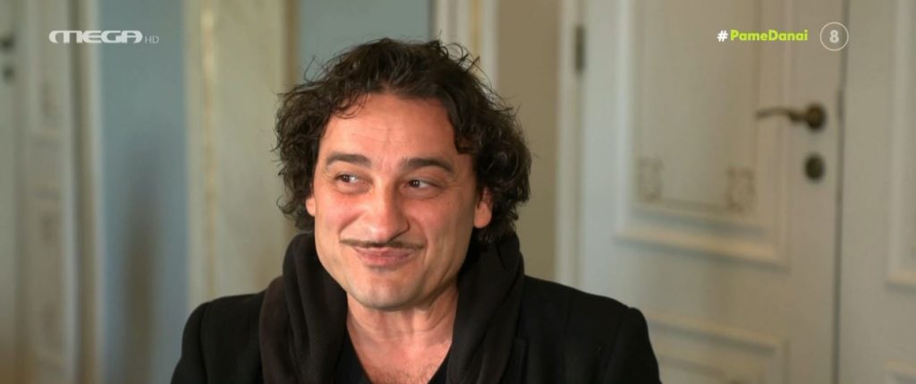 Βασίλης Χαραλαμπόπουλος: «Έχω ξεπεράσει τον φόβο του μικροφώνου – Ξέρω σε ποιες ερωτήσεις δεν θα απαντήσω»