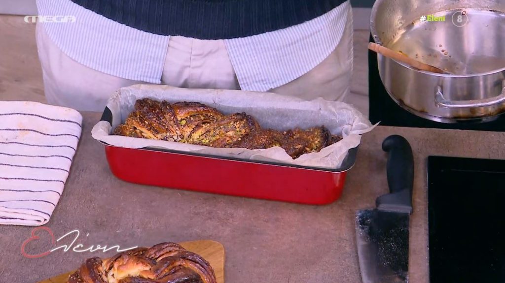 Ο Γιώργος Παπακώστας φτιάχνει παραδοσιακό κέικ babka με σοκολάτα