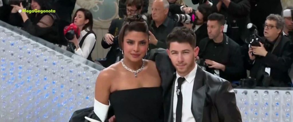 «Met Gala»: Εντυπωσιακές εμφανίσεις και μια τεράστια «Choupette» – Αφιερωμένη στη μνήμη του Κάρλ Λάγκερφελντ η βραδιά