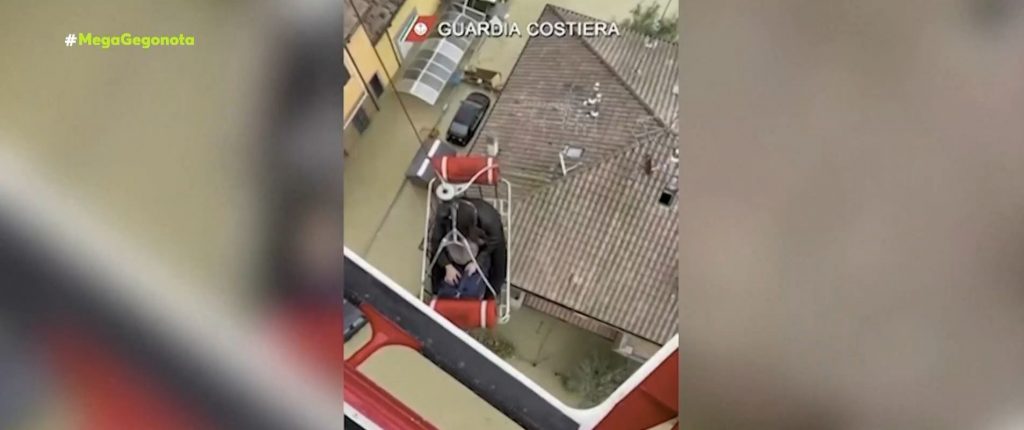 Ιταλία: Κόβει την ανάσα η διάσωση εγκύου από πλημμυρισμένο σπίτι στην Εμίλια Ρομάνα