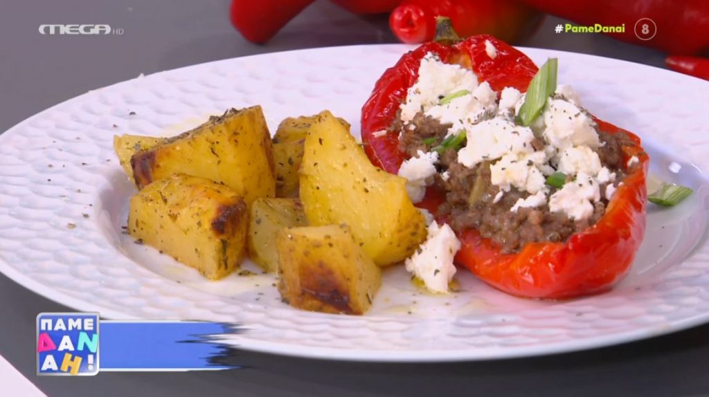 Ο Τίμος Ζαχαράτος μάς ετοιμάζει γεμιστές πιπεριές με τυριά και κιμά