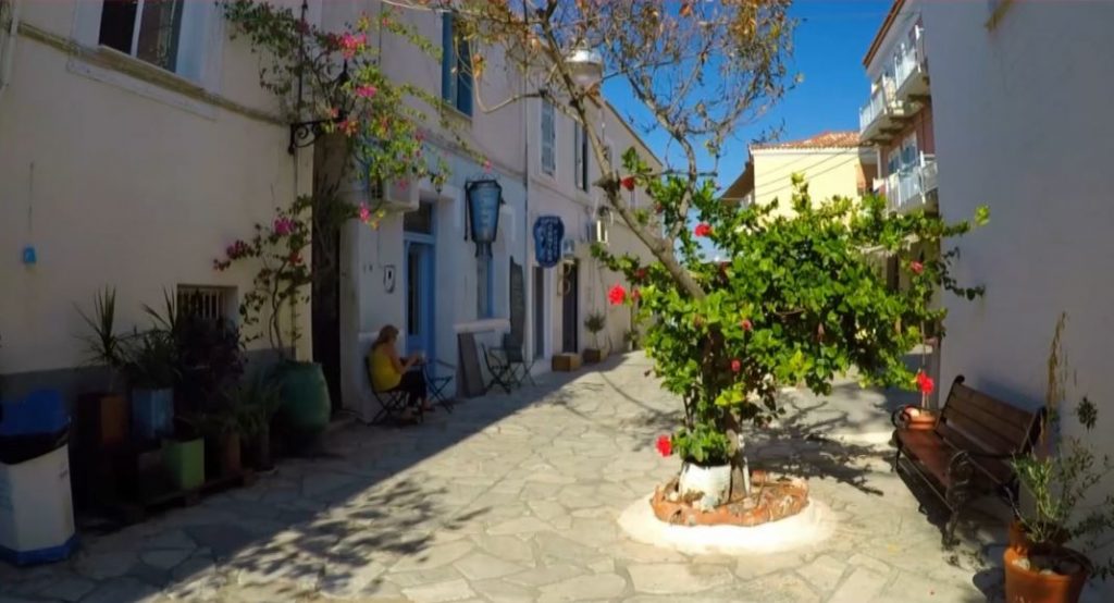 Πόρος: Τα νεοκλασικά κτίρια και τα γραφικά καλντερίμια που κόβουν την ανάσα