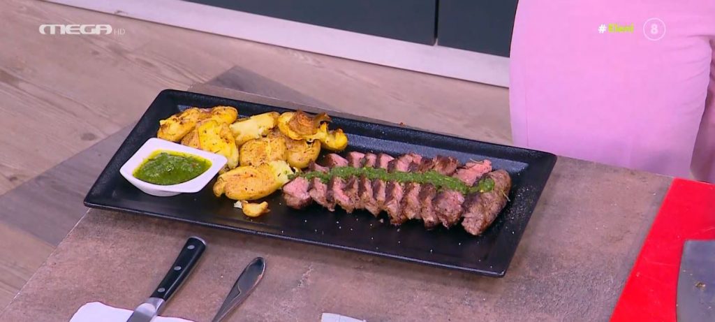 Ο Γιώργος Παπακώστας φτιάχνει μοσχαρίσια σπαλομπριζόλα με σάλτσα μυρωδικών και σπαστές πατάτες