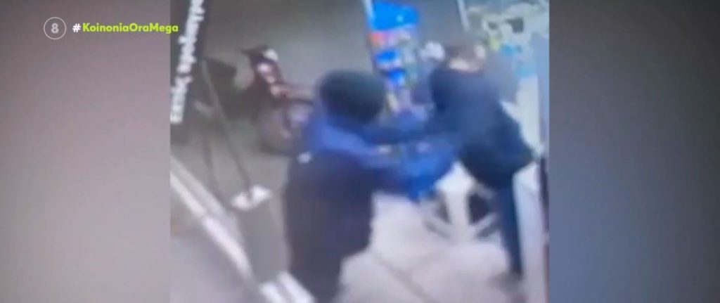 Θεσσαλονίκη: Ιδιοκτήτης περιπτέρου ακινητοποίησε ένοπλο ληστή – Βίντεο ντοκουμέντο