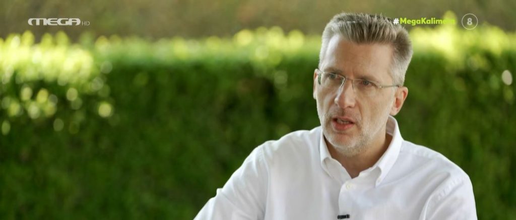 Άκης Σκέρτσος: «Η σύζυγός μου είναι αυστηρή και με “γειώνει” – Ο μεγαλύτερος φόβος μου για τον γιο μου είναι η υγεία του»