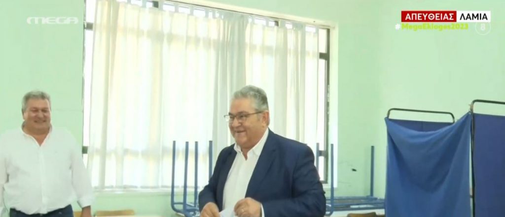 Εκλογές 2023: Ψήφισε ο Δημήτρης Κουτσούμπας – Ξέχασαν να του δώσουν το ψηφοδέλτιο του κόμματος