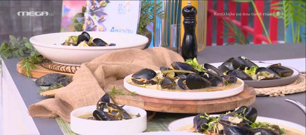 Ο Τίμος Ζαχαράτος μάς ετοιμάζει μύδια με χόρτα αυγολέμονο