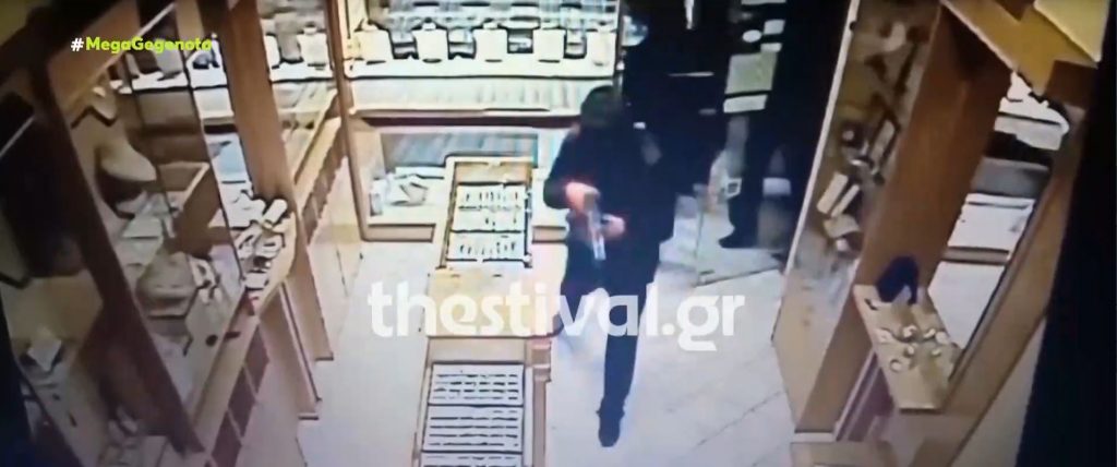 Θεσσαλονίκη: Σοκαριστικό βίντεο από ένοπλη ληστεία στην Περαία
