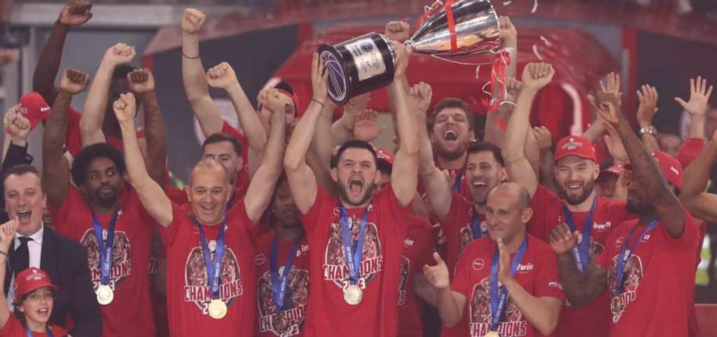 Ολυμπιακός: Χιλιάδες ερυθρόλευκοι οπαδοί αποθέωσαν τους νταμπλούχους Ελλάδας