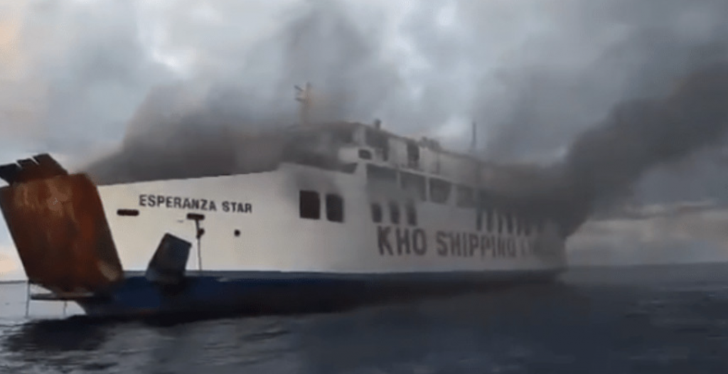 Φιλιππίνες: Δραματικές ώρες για τους επιβάτες ενός φέρι που έπιασε φωτιά