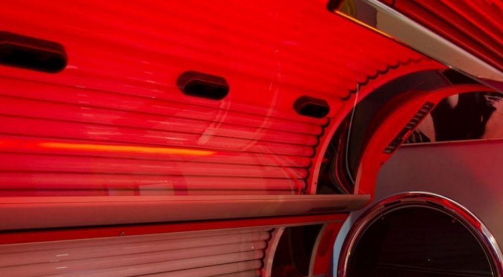 Solarium: Μύθοι και αλήθειες για όλες τις τεχνικές μαυρίσματος