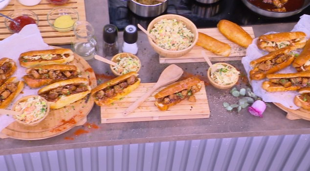 Ο Γιώργος Τσούλης και ο Γιώργος Παπακώστας βρίσκονται μαζί στην κουζίνα