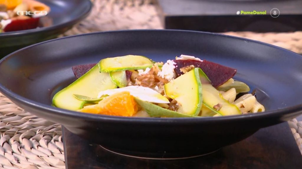 Ο Τίμος Ζαχαράτος μάς ετοιμάζει παντζαροσαλάτα με πέννες και ανθότυρο