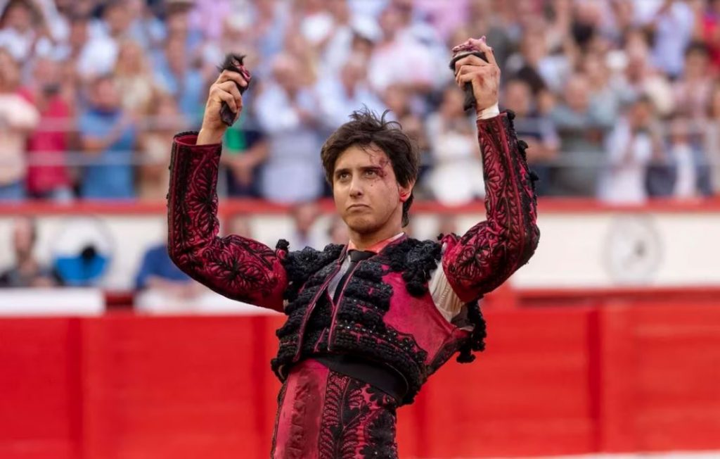 Ισπανία: Άγρια επίθεση ταύρου σε διάσημο ταυρομάχο – Τον κάρφωσε με τα κέρατά του